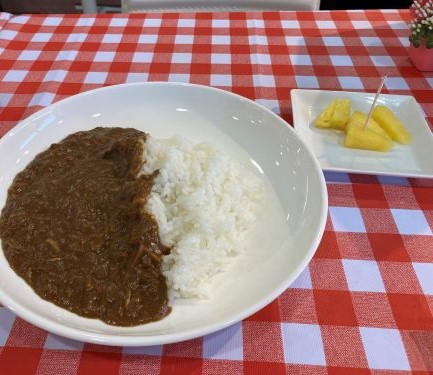 早稲田鶴巻町にあった、伝説の居酒屋「田舎料理けめこ」のカレーを再現。じっくり煮込まれた鶏肉はほろほろ、生姜が効いた濃厚な大人のカレーは必食の味