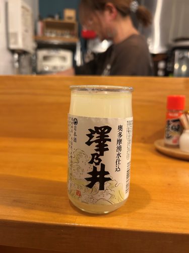 「澤乃井」の熱燗を、ラベルの「澤」のさんずいまで飲んだら鶏出汁を投入。杯を重ねざるを得ない後引く旨さだ