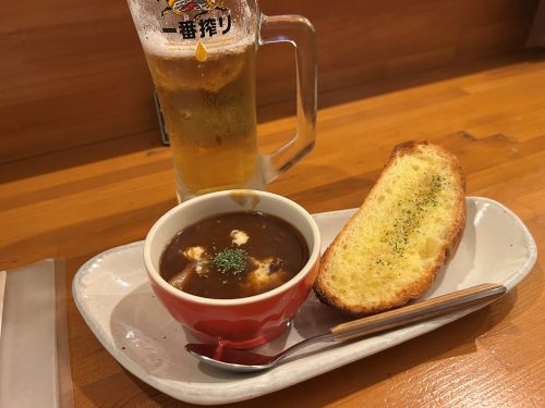 この日のお通しは、何とびっくりのビーフシチュー。トロトロ、ホロホロの牛肉の旨味を椅子に座った途端に味わえる。供えられたトーストもサクサクと軽く、あっという間に完食だ