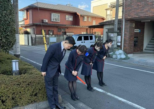 端正な檜のカウンター